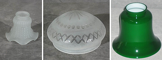 Historische Lampengläser aus weißem und grünem Glas
