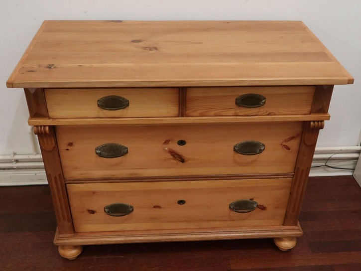 Weichholzkommode mit 2 + 2 Schubläden