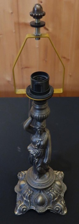 Lampenfuss Frau mit Krug