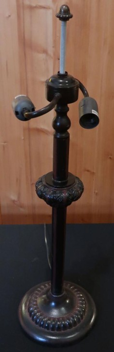 Großer Lampenfuss mit geriefter Platte