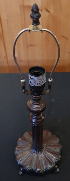 Lampenfuss mit gerieftem Stamm