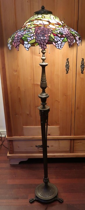 Wisteria Schirm auf alte Stehlampe