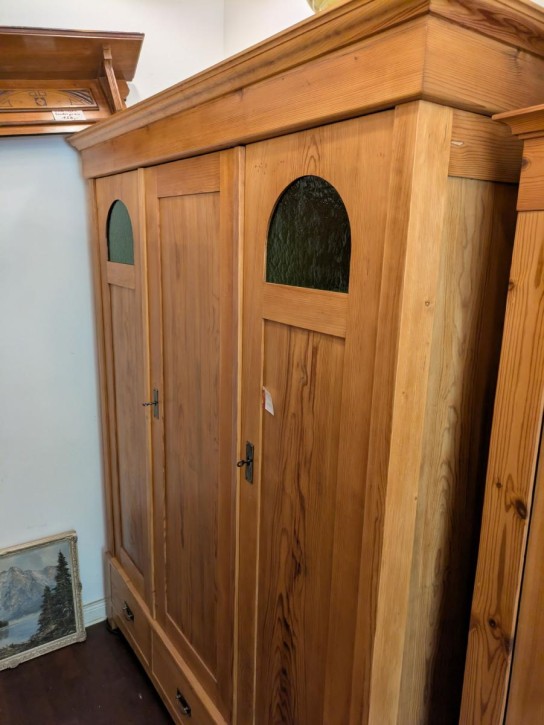Kleiderschrank 3Türer mit grünen Scheiben