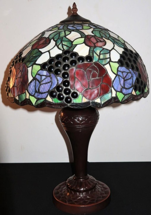 Tiffany Tischleuchtemit Blüten und Trauben