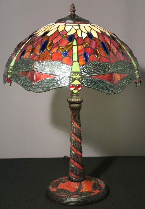 Tiffany Tischlampe mit Libellenmotiv und Mosaikfuß