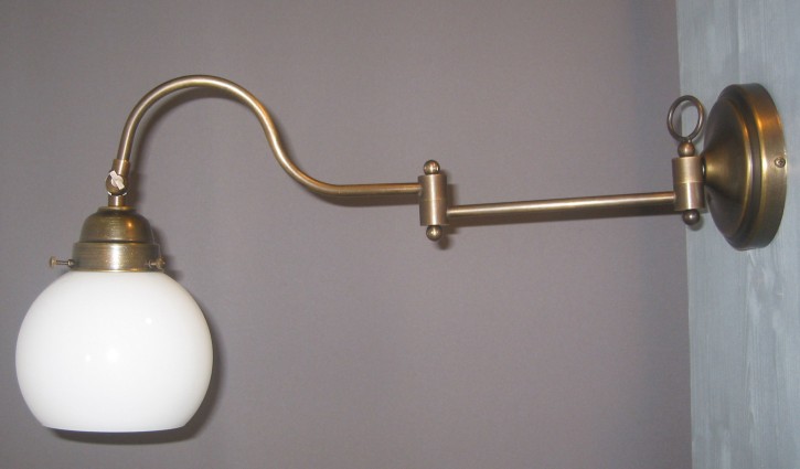 Wandlampe brüniert mit Doppelgelenk Halbkugelglas opal