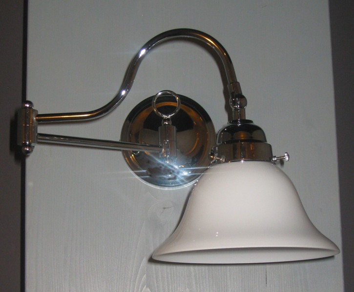 Wandlampe mit Doppelgelenk Helmschirm opal weiß