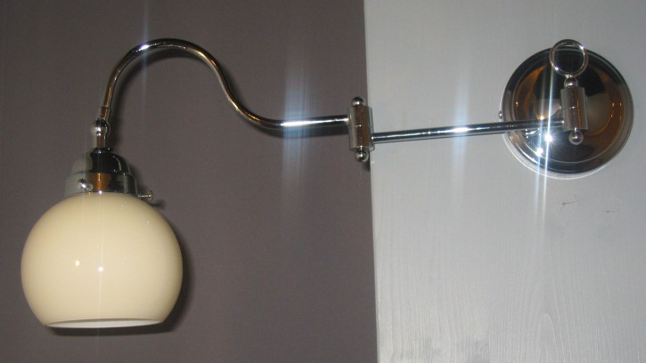 Wandlampe mit Doppelgelenk Halbkugelglas beige