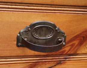 Vertiko mit Aufsatz aus dem Jugendstil