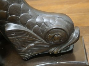 Bronzetisch mit Delphinmotiv
