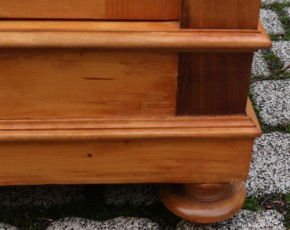 Weichholz Vitrine aus der Gründerzeit