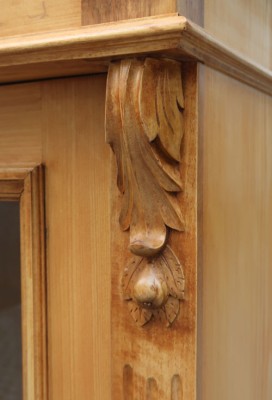 Weichholz Vitrine aus der Gründerzeit