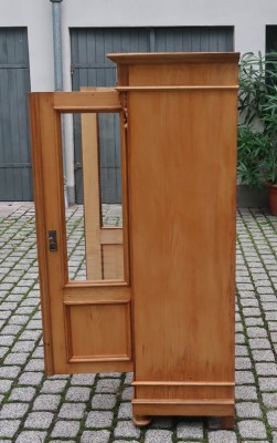 Weichholz Vitrine aus der Gründerzeit