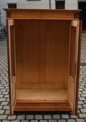 Weichholz Vitrine aus der Gründerzeit