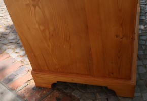 Kommode mit Blumenmotiv (A)