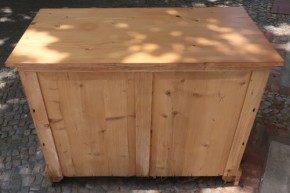 Kommode mit Blumenmotiv (A)