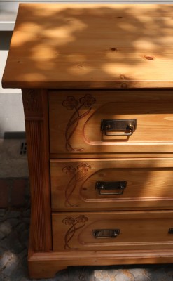 Kommode mit Blumenmotiv (A)
