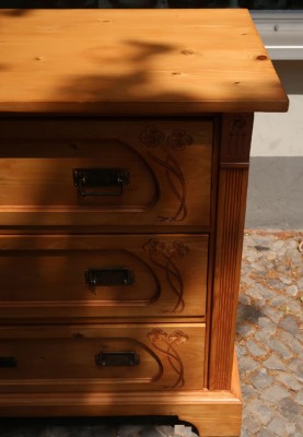 Kommode mit Blumenmotiv (A)
