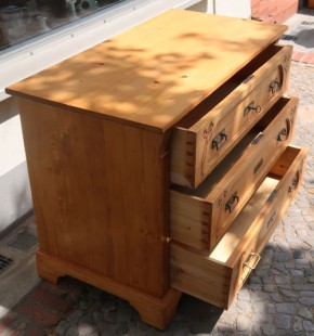 Kommode mit Blumenmotiv (A)
