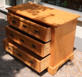 Kommode mit Blumenmotiv (A)