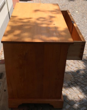 Kommode mit Blumenmotiv (A)