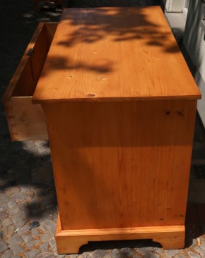 Kommode mit Blumenmotiv (A)