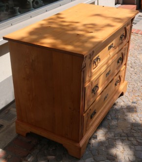 Kommode mit Blumenmotiv (A)