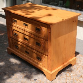 Kommode mit Blumenmotiv (A)