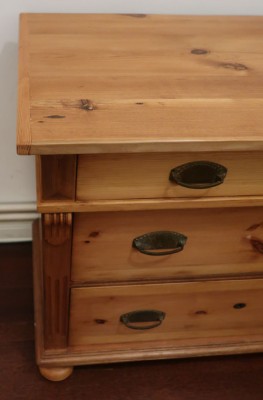 Weichholzkommode mit 2 + 2 Schubläden