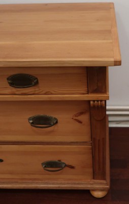 Weichholzkommode mit 2 + 2 Schubläden