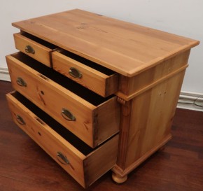 Weichholzkommode mit 2 + 2 Schubläden
