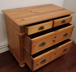 Weichholzkommode mit 2 + 2 Schubläden