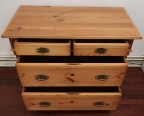 Weichholzkommode mit 2 + 2 Schubläden