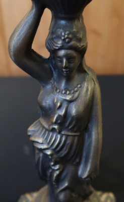 Lampenfuss Frau mit Krug