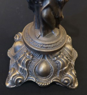 Lampenfuss Frau mit Krug