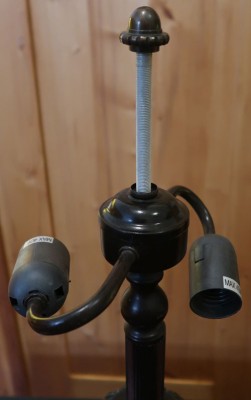 Großer Lampenfuss mit geriefter Platte