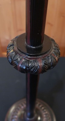 Großer Lampenfuss mit geriefter Platte