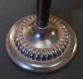 Großer Lampenfuss mit geriefter Platte