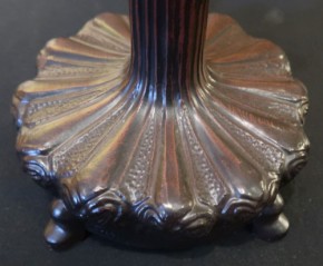 Lampenfuss mit gerieftem Stamm