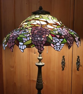 Wisteria Schirm auf alte Stehlampe