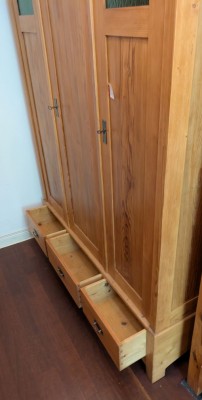 Kleiderschrank 3Türer mit grünen Scheiben
