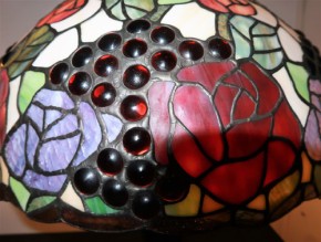Tiffany Tischleuchtemit Blüten und Trauben