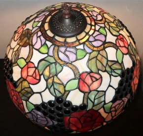 Tiffany Tischleuchtemit Blüten und Trauben