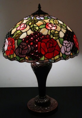 Tiffany Tischleuchtemit Blüten und Trauben