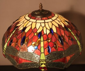 Tiffany Tischlampe mit Libellenmotiv und Mosaikfuß
