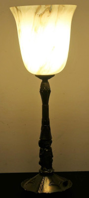 Tischlampe mit Puttomotiv und Tulpenschirm