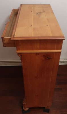 Vertiko aus der Gründerzeit