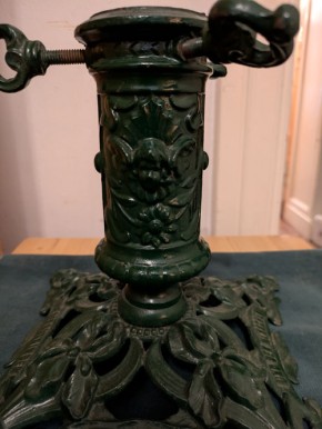 Weihnachtsbaumständer Gusseisen Inschrift