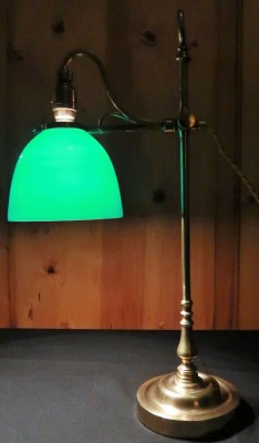 Tischlampe Messinggestell grüner Glasschirm
