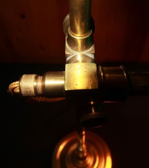 Tischlampe Messinggestell grüner Glasschirm